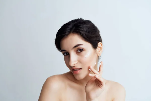 Frau mit nackten Schlüsseln im Handtuch saubere Haut Gesundheit Kosmetik — Stockfoto