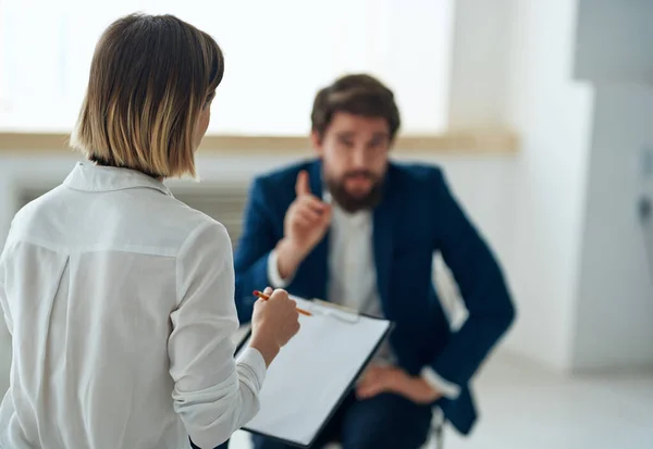 Hombre cuenta sus problemas a un psicólogo depresión trastorno consulta — Foto de Stock