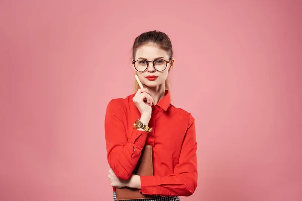 Affärskvinna i röd skjorta och glasögon med dokument i händerna arbetar kontor — Stockfoto