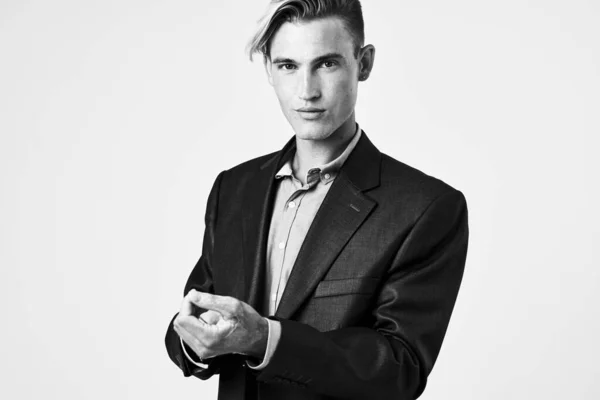 Hombre en traje chaqueta de moda peinado gris fondo —  Fotos de Stock