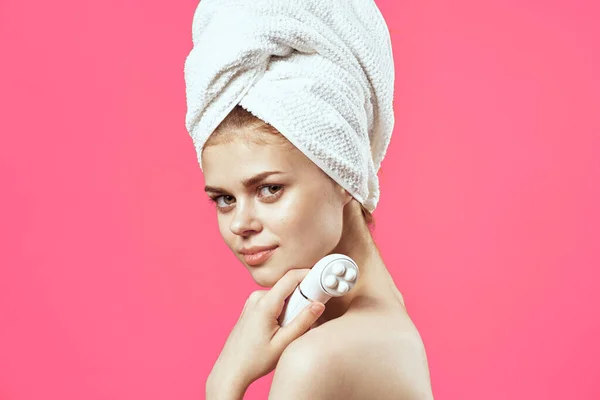 Hübsche Frau nackte Schultern klare Haut Kosmetologie Wellness-Behandlungen — Stockfoto