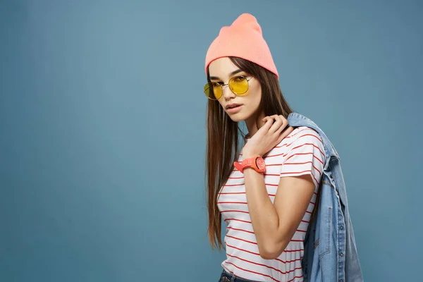 Femme en t-shirt rayé portant un chapeau rose posant dans un style moderne — Photo