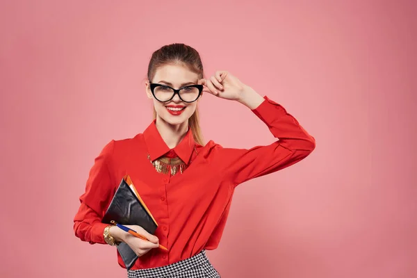 Mulher alegre vestindo óculos vermelho camisa trabalho estilo de vida — Fotografia de Stock
