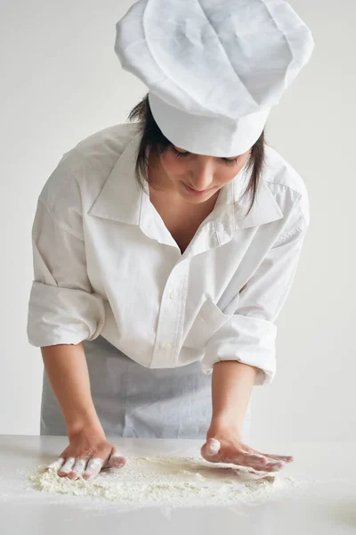 Mulher padeiro farinha profissional trabalho cozinhar — Fotografia de Stock