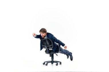 Neşeli adam bir ofis müdürünün stüdyosunda geziyor.