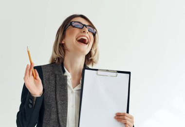 Gözlüklü bir iş kadını.