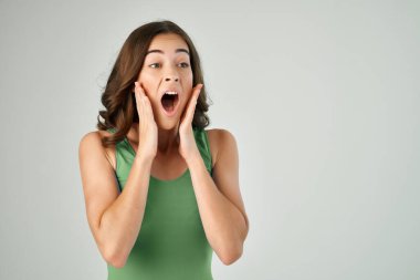 Esmer, ağzı açık, duyguları keskin bir hayat tarzı var.