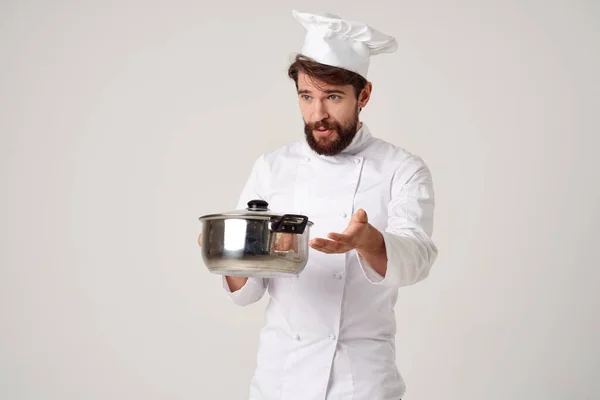 Homem em roupas de chefs com uma panela em suas mãos cozinhar comida restaurante cozinhar — Fotografia de Stock