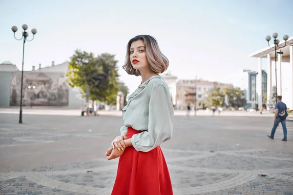 Jolie fille blonde en jupe rouge à l'extérieur posant promenade — Photo