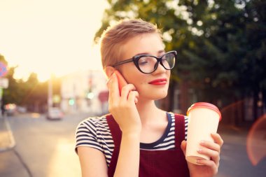 Güzel bir kadın şehir dışında moda yürüyüşü yapıyor.