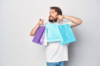 Sakallı adam odada çok renkli paketler, eğlenceli duygular.