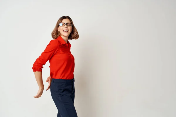 Mulher de negócios em emoções camisa vermelha posando fundo claro — Fotografia de Stock