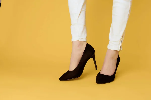 Piedi femminili scarpe nere moda posa stile elegante — Foto Stock