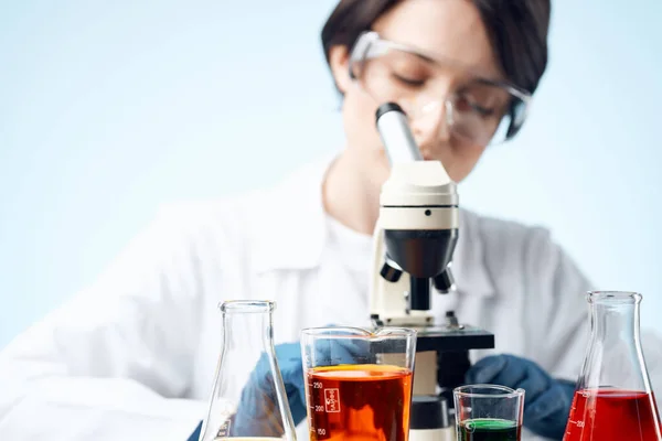 Laboratório feminino assistente de medicina pesquisa microscópio biotecnologia close-up — Fotografia de Stock