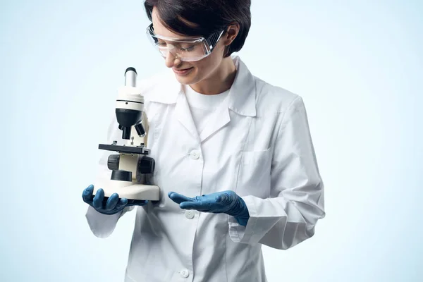 Assistente di laboratorio femminile guardando una ricerca sulla tecnologia del microscopio — Foto Stock