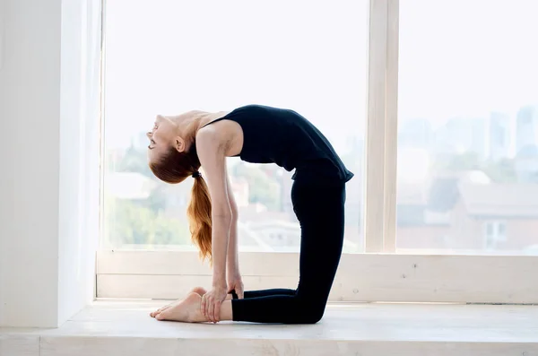 Wanita di dekat jendela latihan yoga meditasi — Stok Foto