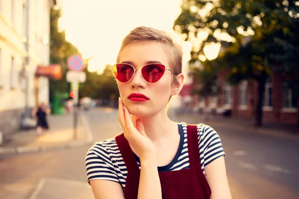 Pretty woman wearing sunglasses outdoors posing summer — Stock Photo, Image