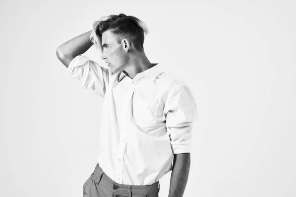 白いシャツの魅力的な男流行の髪型自信ファッションライフスタイル — ストック写真