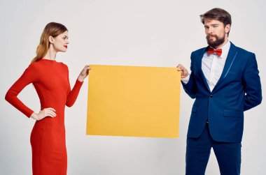 Yakışıklı adam ve kadın sarı haşhaş papazı reklamcılık yapıyor.
