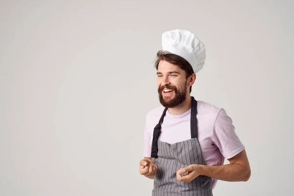 Fröhliche männliche Küchenprofis arbeiten mit Lebensmitteln — Stockfoto