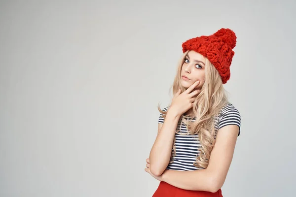 Loira em chapéu vermelho roupas da moda estilo moderno — Fotografia de Stock