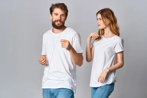 Giovane coppia in t-shirt bianche e jeans amici stile di vita positivo — Foto Stock