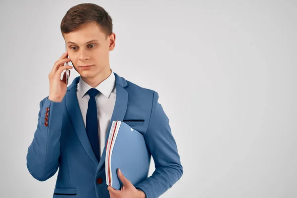 Homme d'affaires avec des documents dans un costume parlant sur le travail de bureau de téléphone — Photo