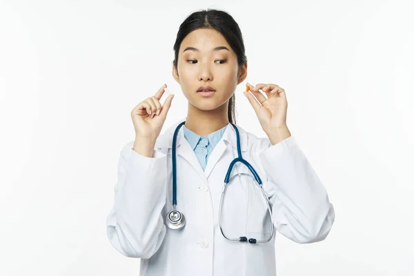 Lékařka v bílém kabátu stetoskop léčba profesionální — Stock fotografie