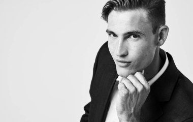 Takım elbiseli adam moda saç stili modern poz veren yaşam tarzı