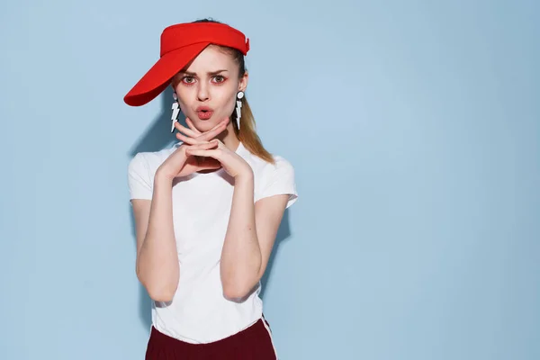 Allegra donna alla moda in rosso cappello abiti estivi posa sfondo blu — Foto Stock