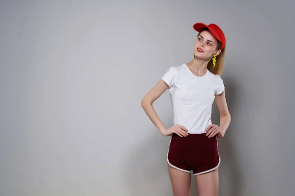 Дівчина в червоній шапці жовті блокуючі сережки мода літо — стокове фото