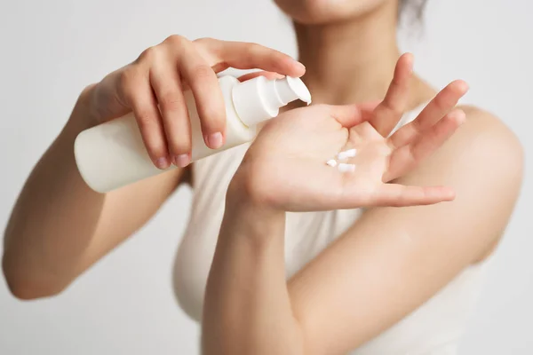 Mulher aplicando loção para pele cosméticos de pele limpa — Fotografia de Stock