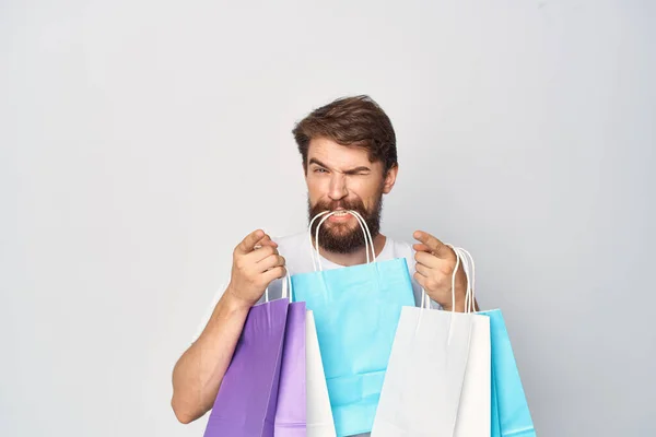 Jóképű férfi szakállas gazdaság táskák eladó shopaholic — Stock Fotó
