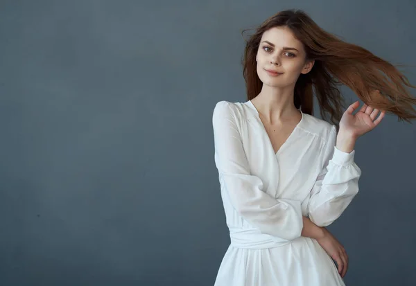 Mujer en vestido blanco hermoso peinado lujo aislado fondo — Foto de Stock