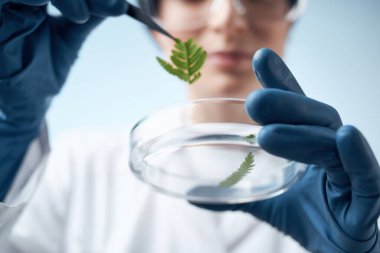 Beyaz önlüklü kadın laboratuvar asistanı mikrobiyoloji bilimi.