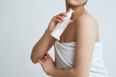 Havlu çıplak omuzlu kadın losyonu temiz cilt bakımı