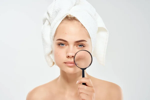 Vacker kvinna nakna axlar förstoringsglas nära ansiktet dermatologi hudvård — Stockfoto