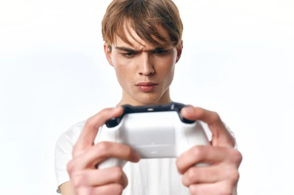 Man in een wit t-shirt met een joystick in zijn handen games entertainment hobby — Stockfoto