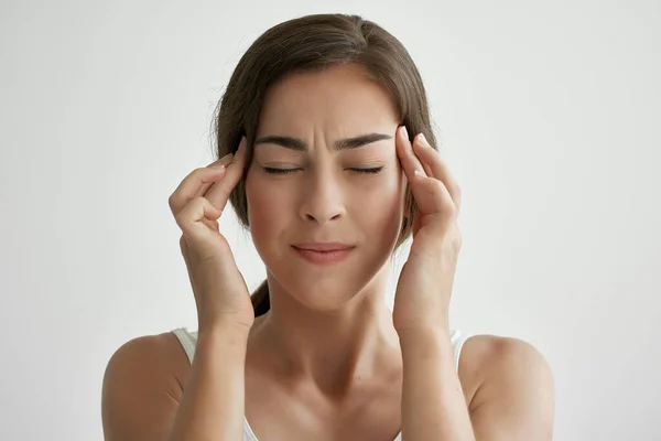 Mulher com olhos fechados dor de cabeça emoções negativas — Fotografia de Stock