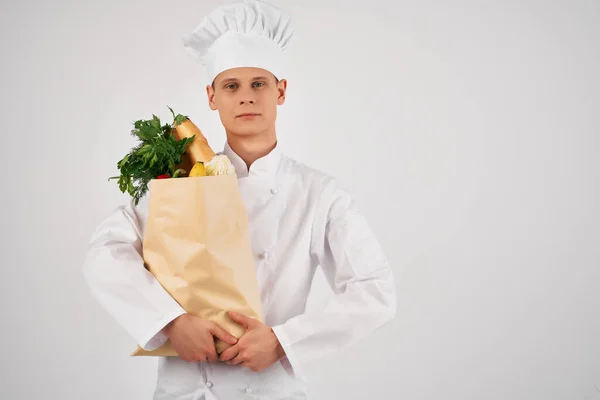 Chef con un pacchetto di cibo fresco consegna lavoro in cucina Professionale — Foto Stock