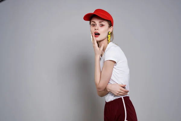 Menina Emocional Boné Vermelho Posando Foto Alta Qualidade — Fotografia de Stock