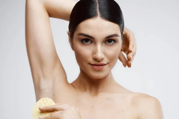 Vrouw met blote schouders huidverzorging crème verjonging — Stockfoto