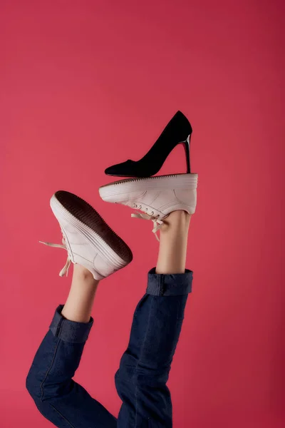 Sapato preto na foto perna de uma mulher rosa fundo compras — Fotografia de Stock
