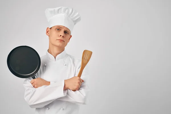 Chef scommessa con barba in mano utensili da cucina ristorante professionale — Foto Stock