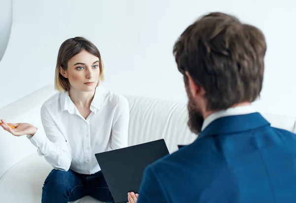 Hombre y mujer comunican documentos del equipo de trabajo — Foto de Stock