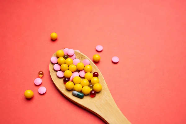 Таблетки ложки многоцветного лечения фармакология медицины — стоковое фото
