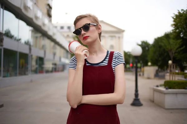 Mujer en la calle hablando por teléfono usando gafas de cristal con bebida de moda — Foto de Stock