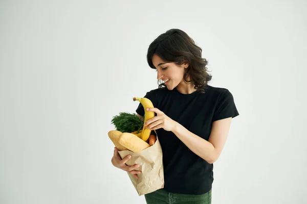 Mujer alegre en una camiseta negra comida saludable —  Fotos de Stock