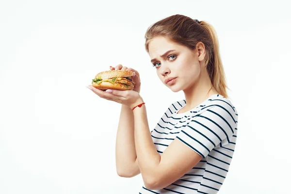 Женщина в полосатой футболке фаст-фуд нездоровое питание — стоковое фото