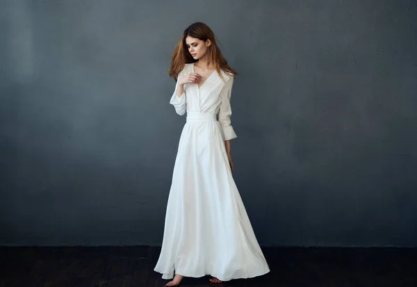 Mujer Vestida Blanco Posando Foto Alta Calidad — Foto de Stock
